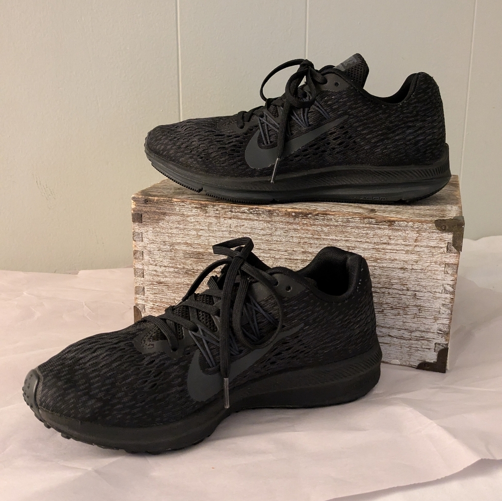 Nike Zoom Winflo 5 Women’s Road Running Shoes, Black